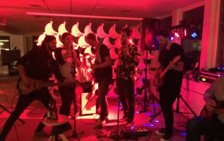 ett band som spelar på ett kontor